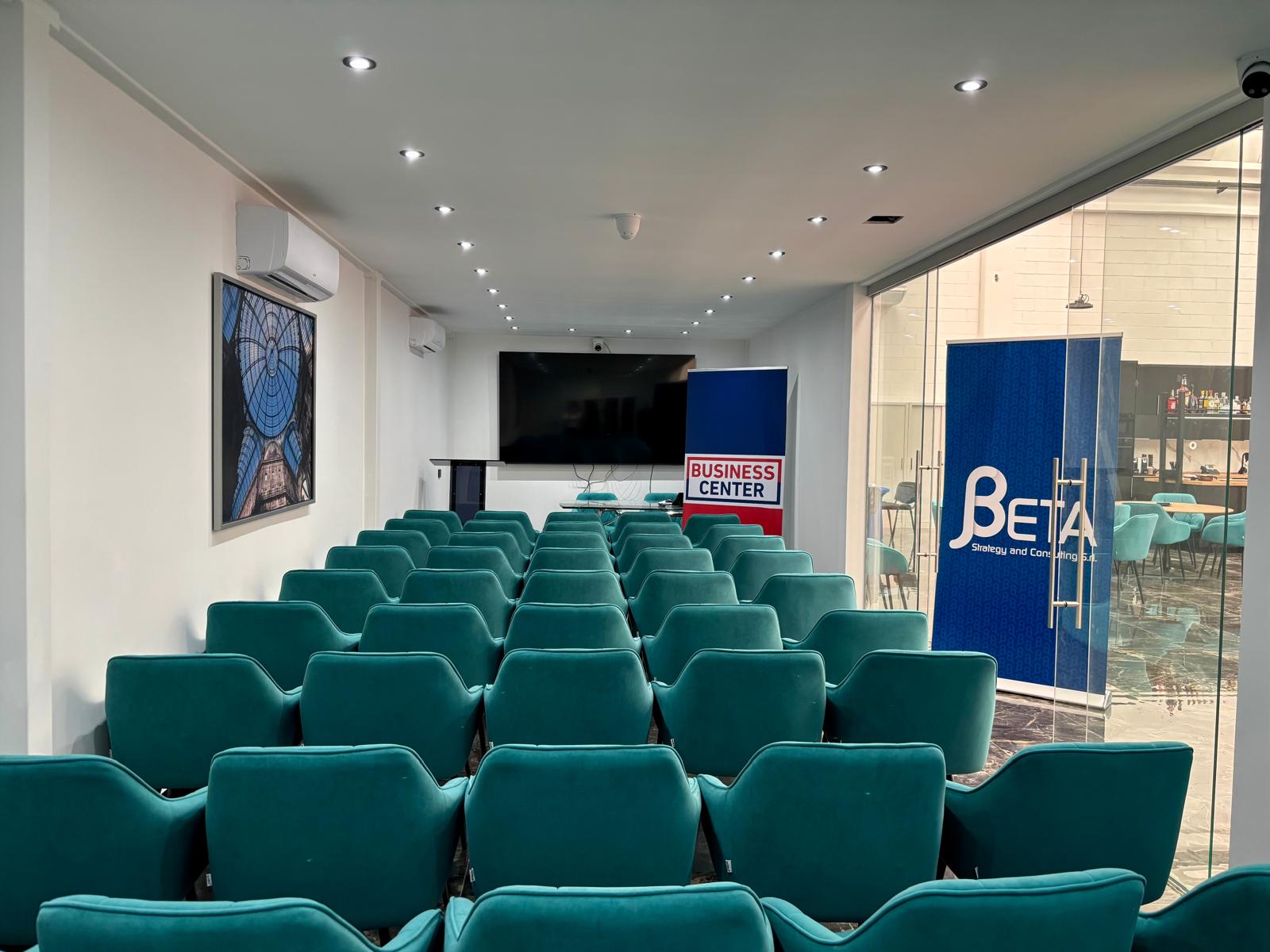 Auditorium con file di poltrone